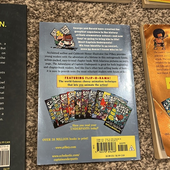 Kids Graphic Novel Set - Picture 16 of 16